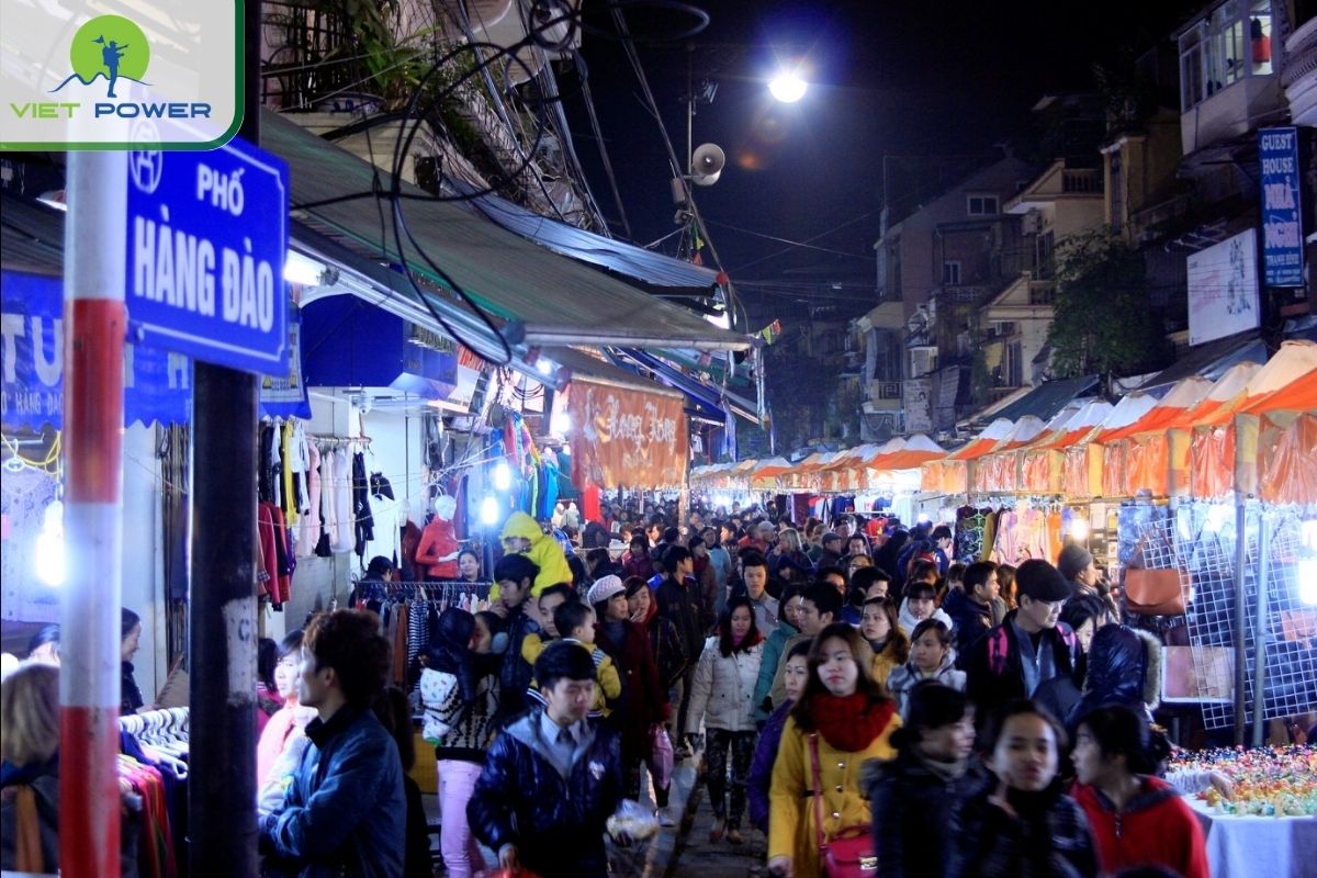 Be careful when visiting Dong Xuan night market during rush hour