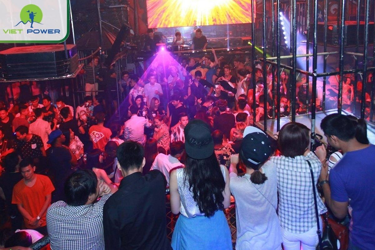 Crowded bars on weekends are prone to pickpockets