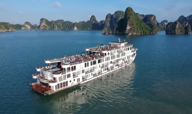 Capacity of 100 guests with 46 exquisite cabins