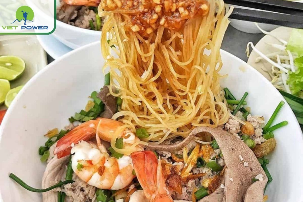Hu Tieu Kho (Vietnamese Dry Noodles with Pork and Shrimp)