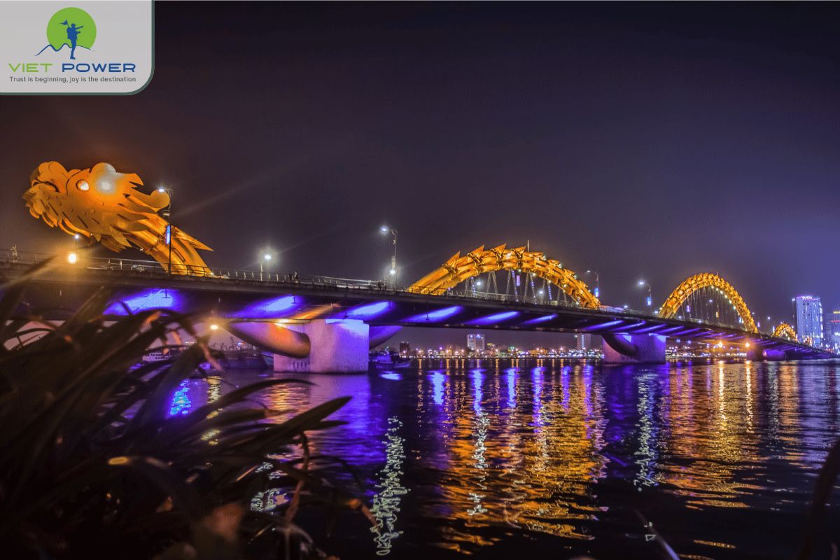 Viewing the Famous Dragon Bridge Show