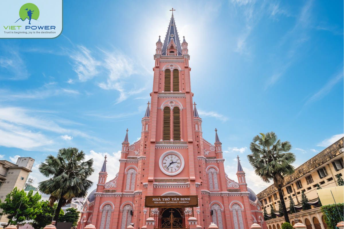 What architectural style is Da Nang Cathedral