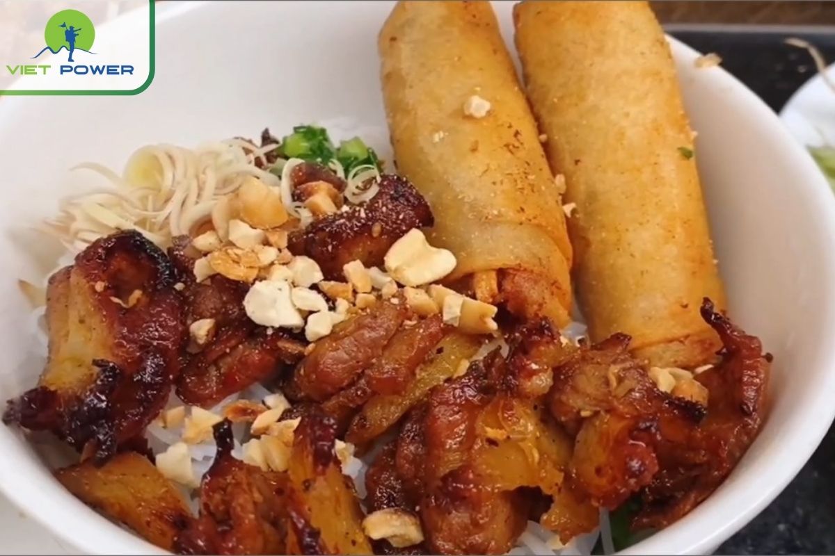 10 Must-Try Street Food in Ho Chi Minh District 1: Bun thit nuong