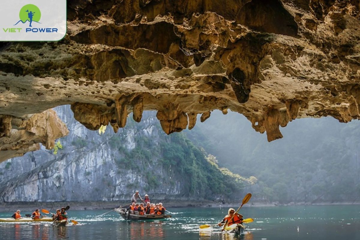 Visit Bright Cave (Hang Sáng) by bamboo boat