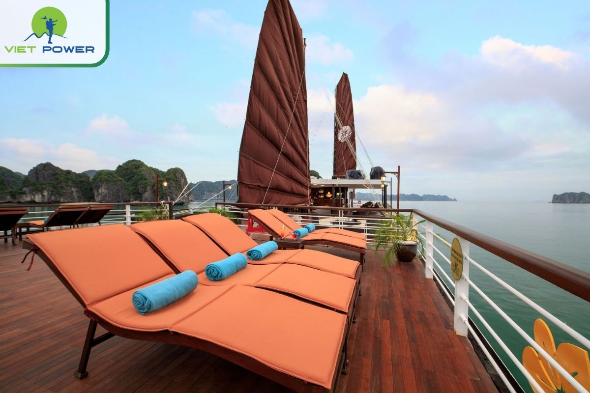 Panoramic sundeck