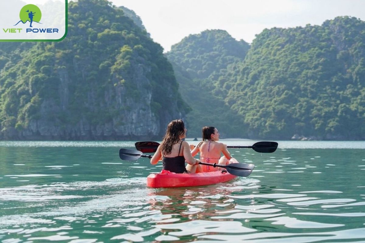 Kayak at Ba Trai Dao