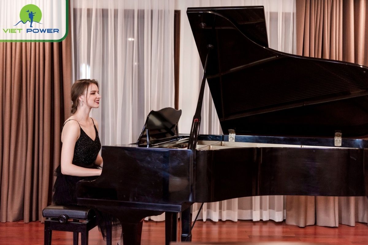 Live piano at the lounge