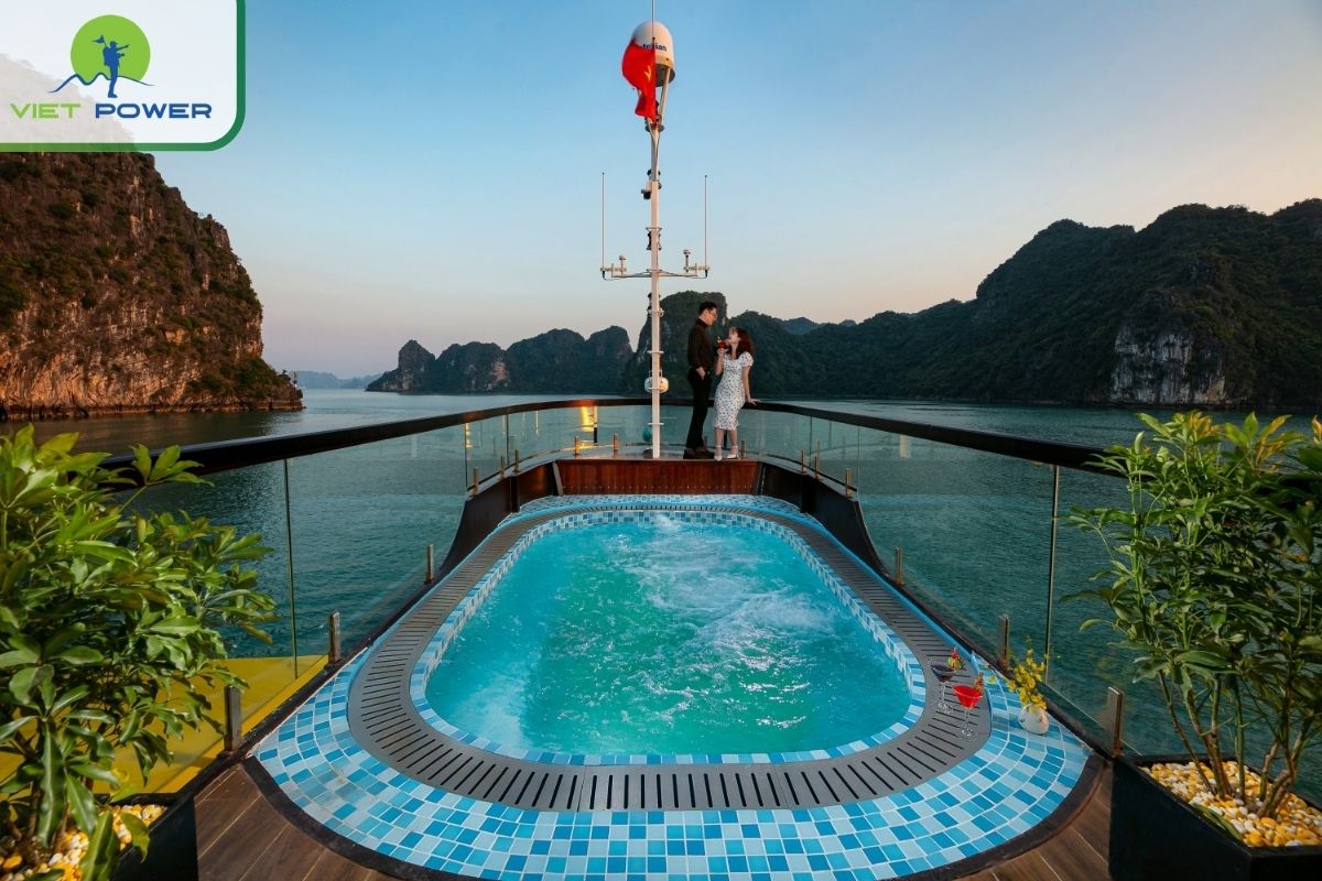 Sundeck with Jacuzzi