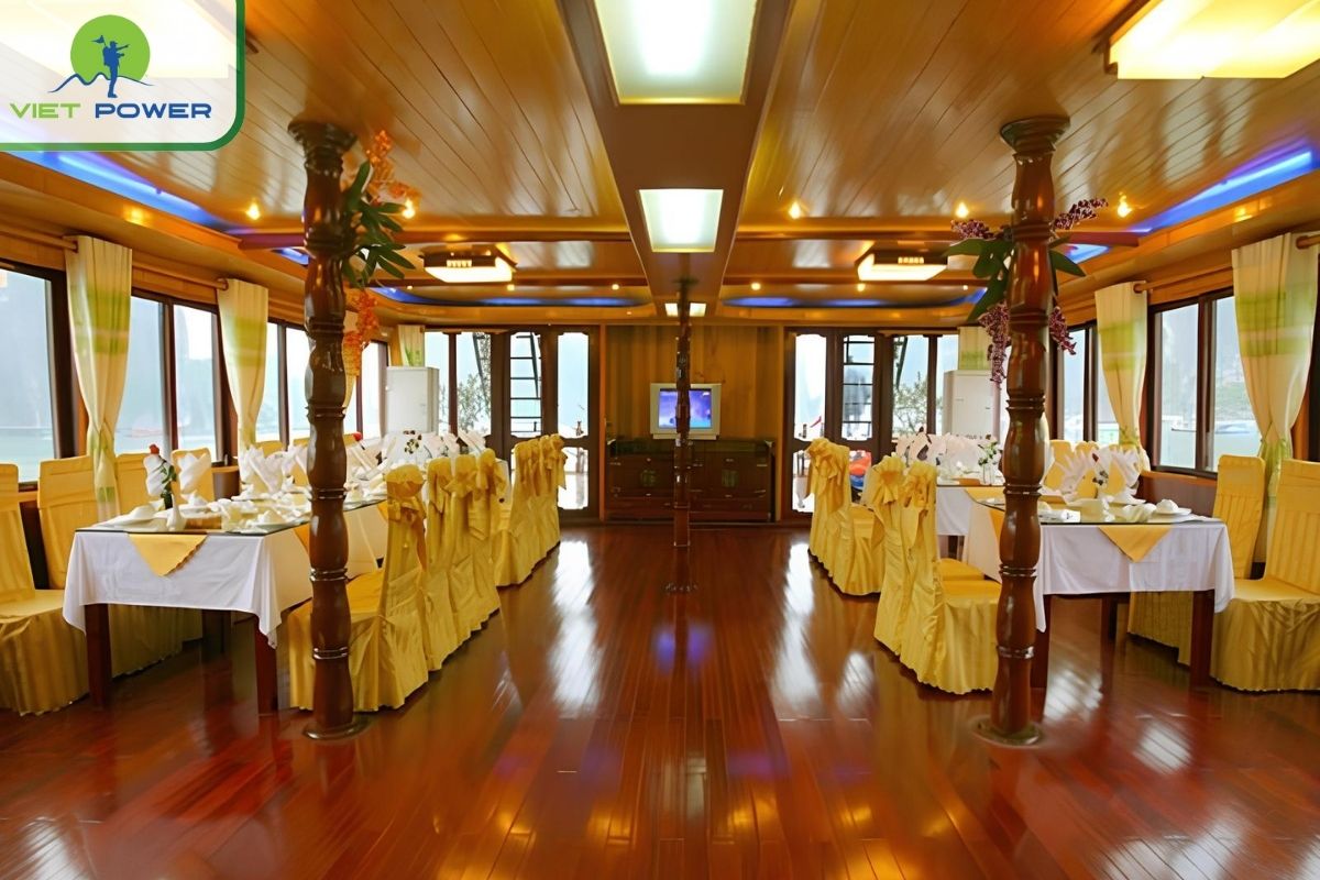 The restaurant on Elizabeth Cruise