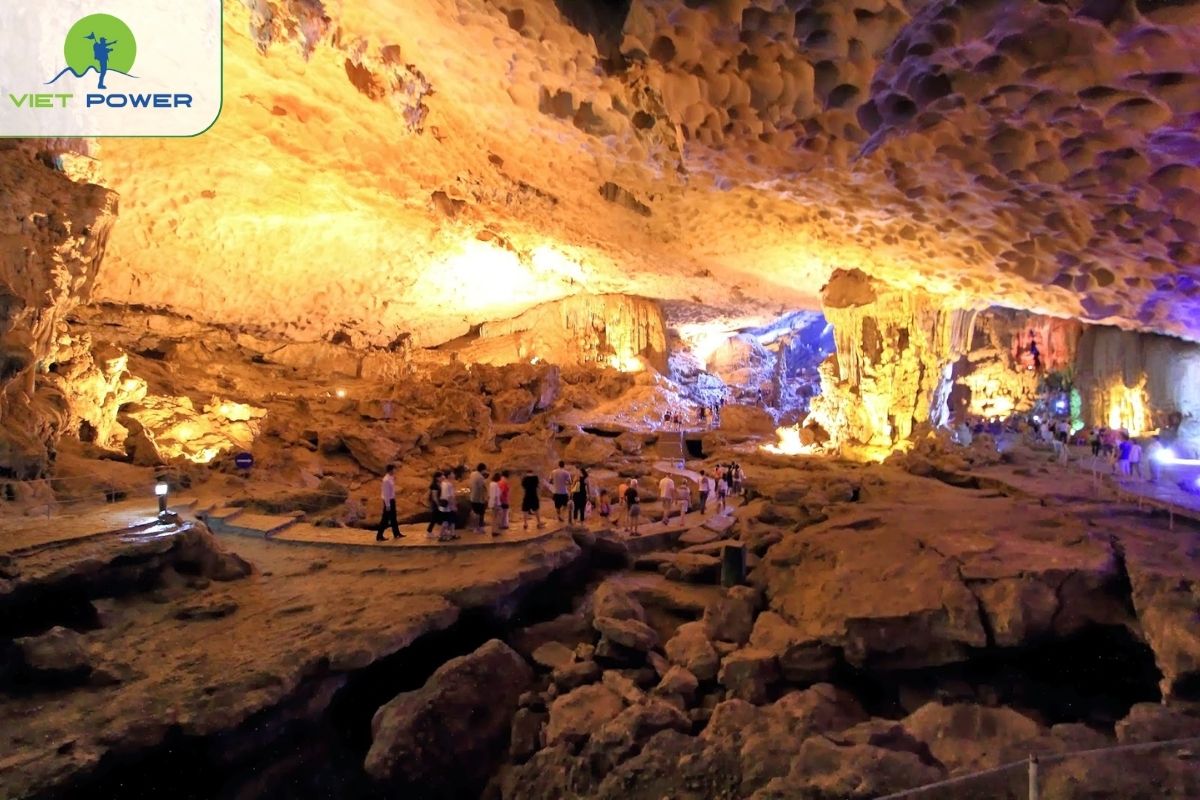 Sung Sot (Surprise) Cave