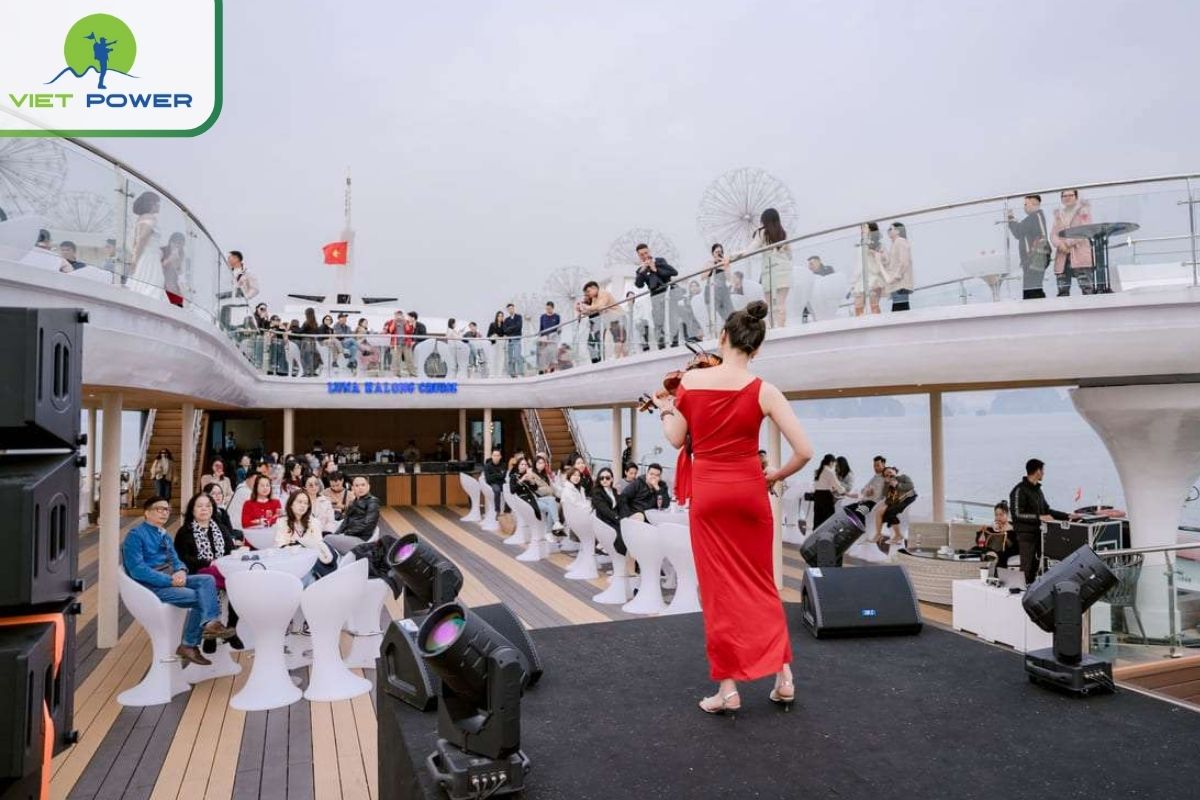  A live traditional music performance is held on the sundeck