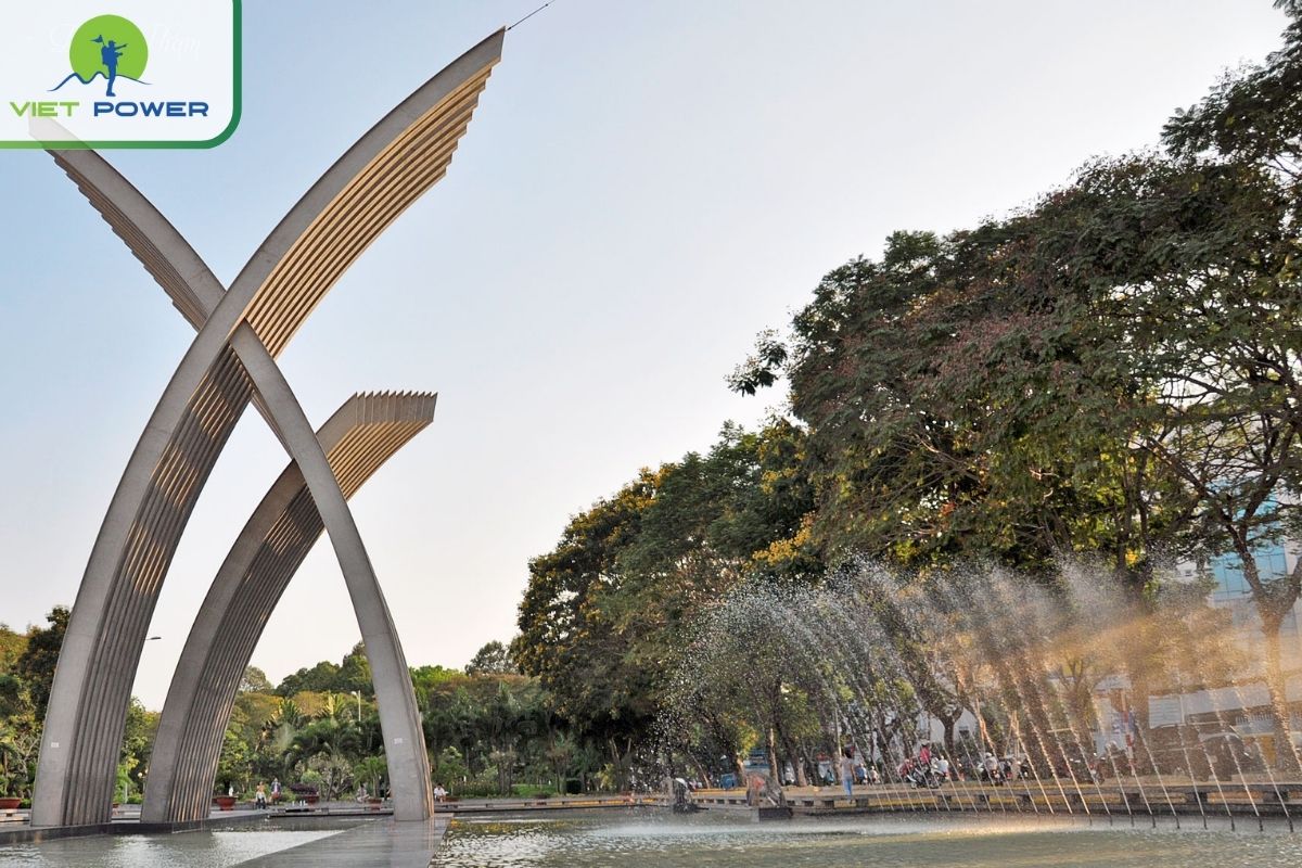 Hoang Van Thu Park