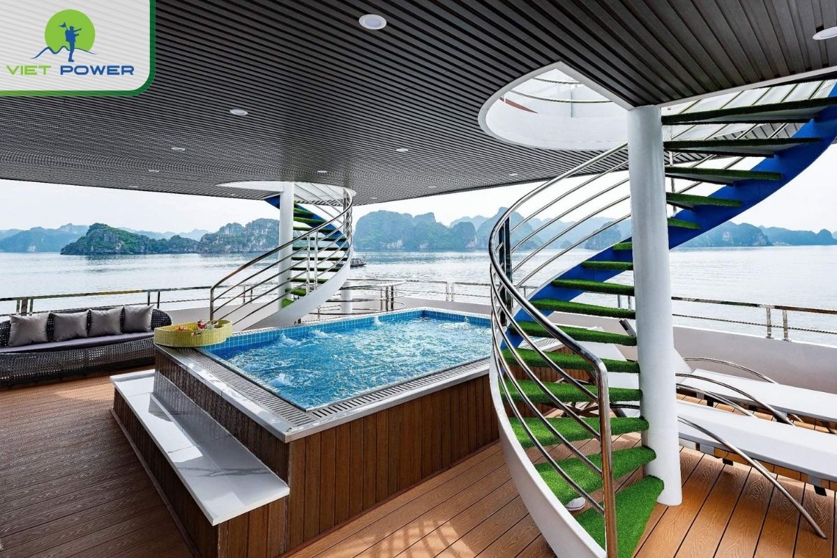 Jacuzzi and mini pool on the sundeck