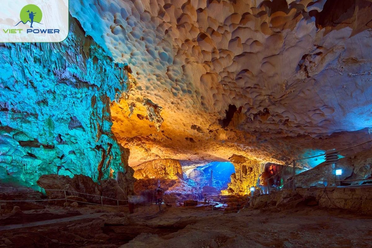 Sung Sot (Surprise) Cave