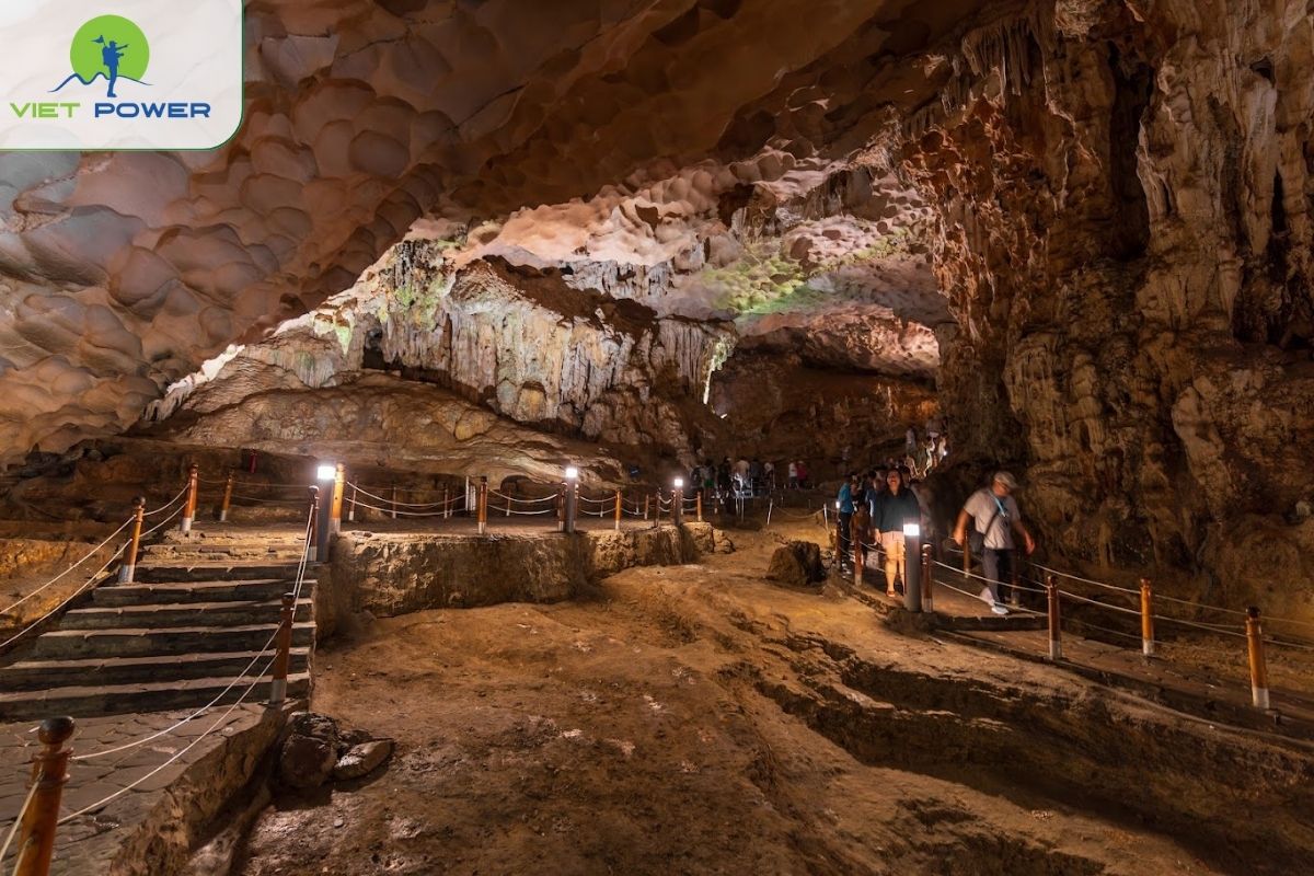 Sung Sot Cave (Surprising Cave)