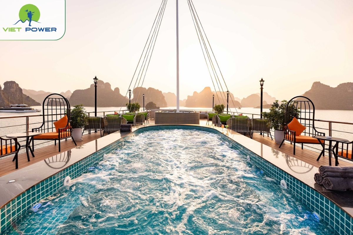 Four-season Jacuzzi on the sundeck.