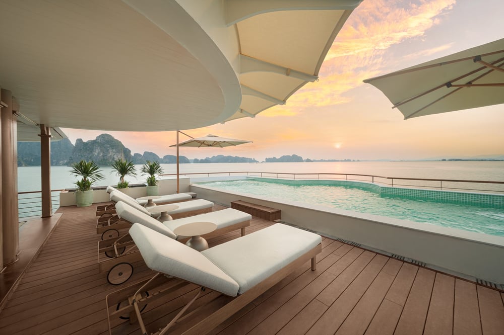Four-Season Pool & Horizon Lounge