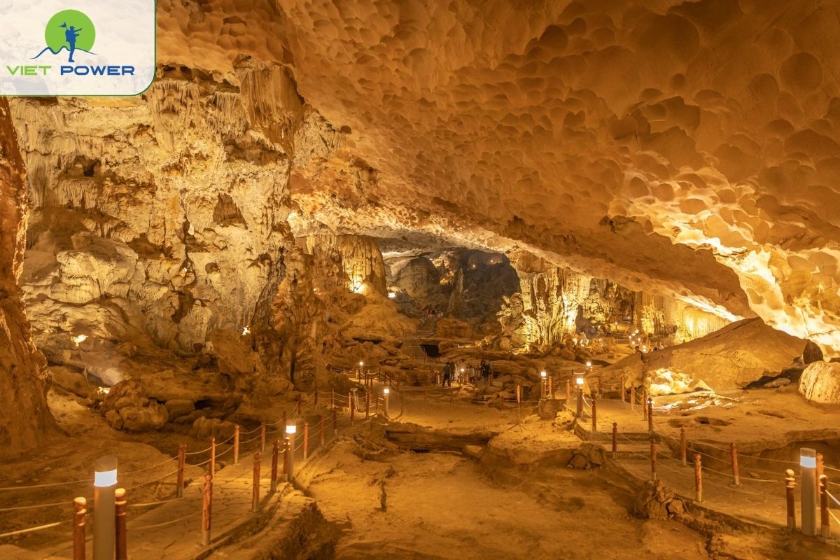 Sung Sot (Surprising) Cave