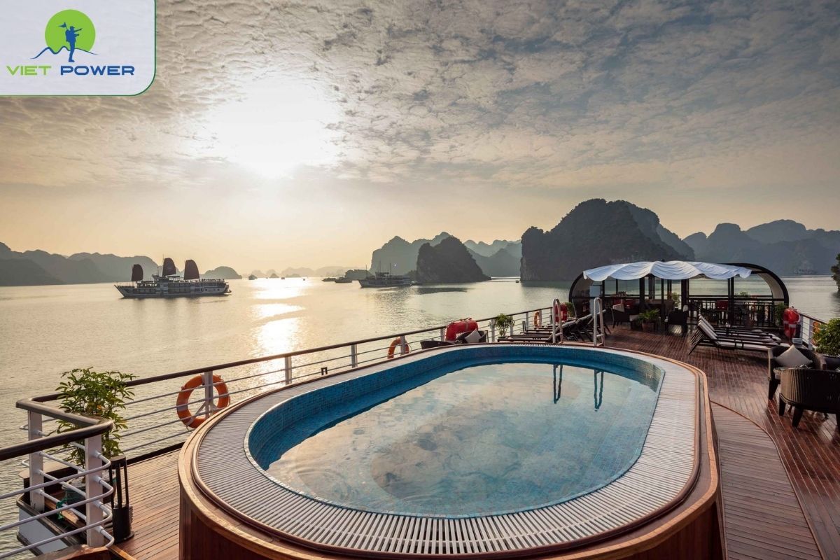 Outdoor Jacuzzi & Sundeck Lounges