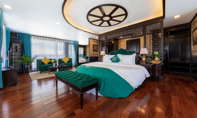 Queen Regent Suite