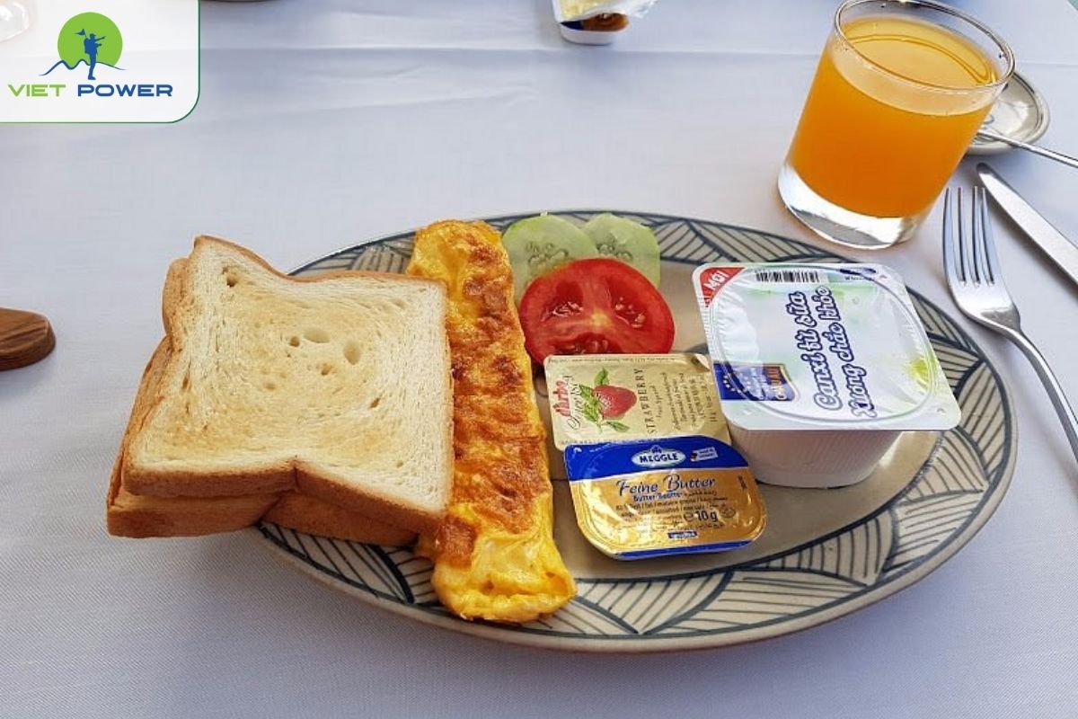  Light breakfast served while sailing