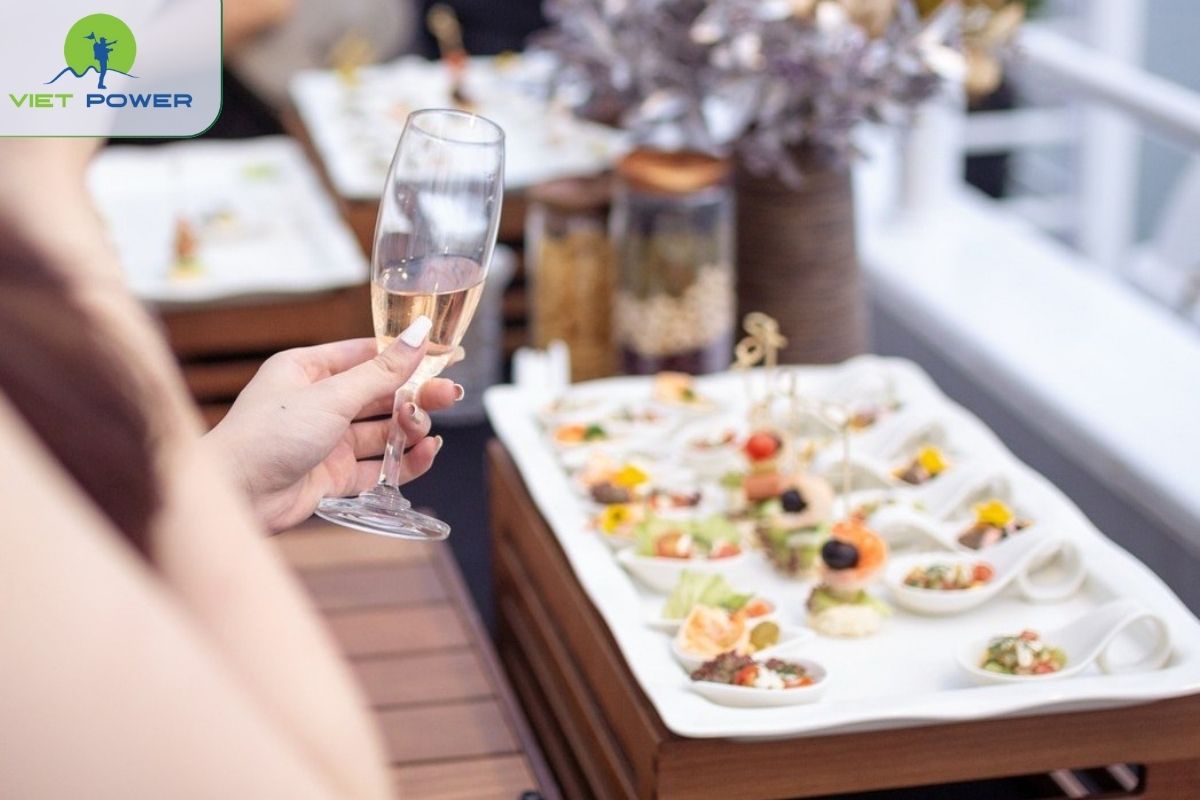 Welcome Canapé & Extensive Drink List