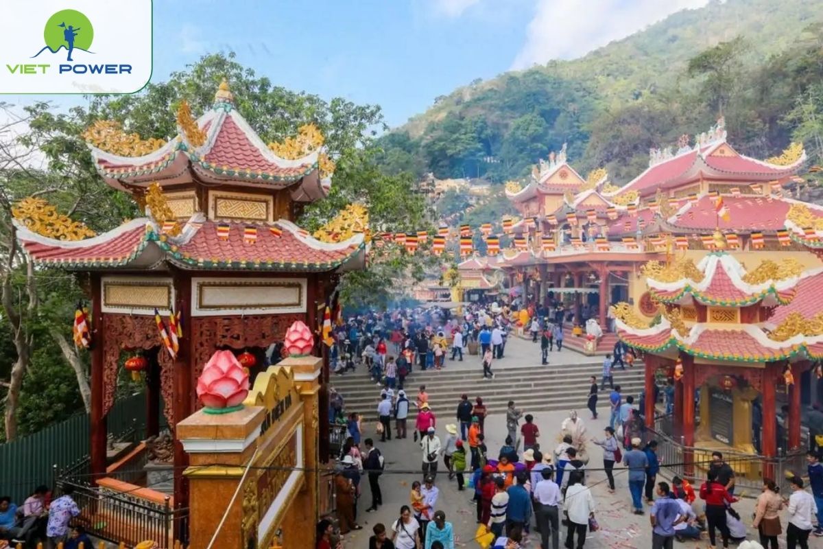 The Linh Son Thanh Mau festival