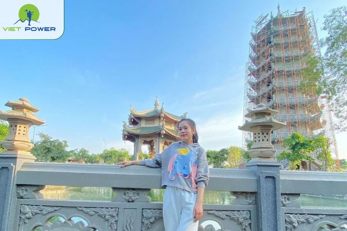 Take Photos Around the Lotus Pond and Temple Courtyard