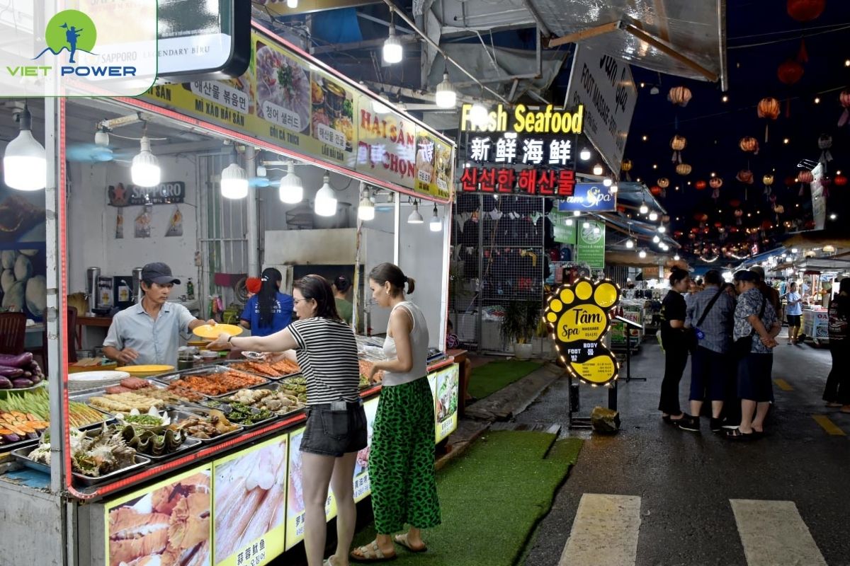 Try seafood at Phu Quoc Night Market