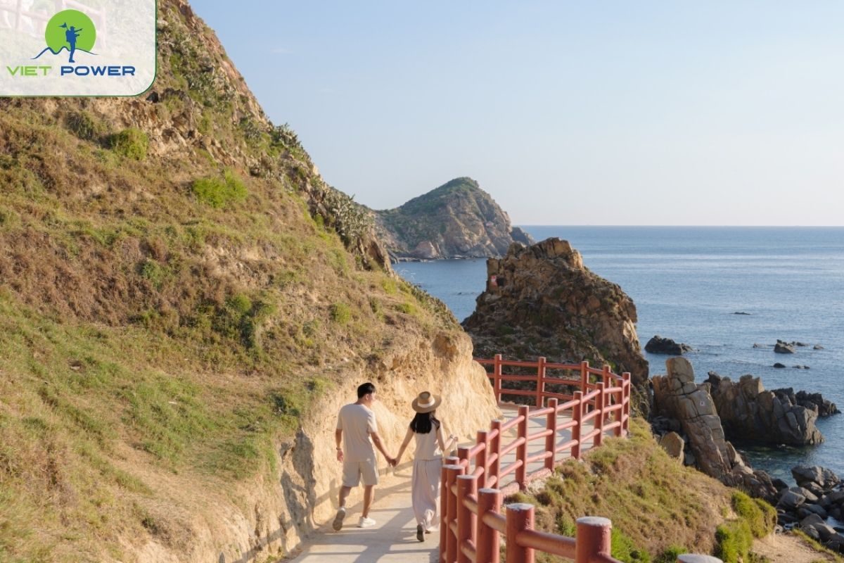 Walk along Eo Gio cliffs