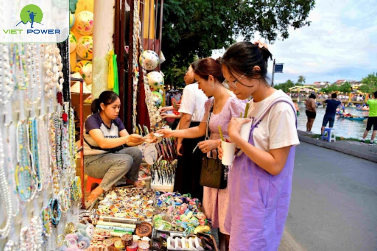 spend your free day exploring Hoi An ancient town