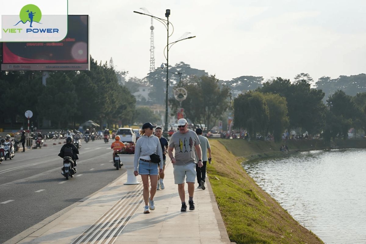 Walk Around Xuan Huong Lake