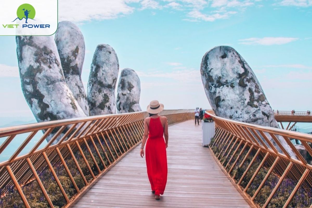 Take photos at the Golden Bridge